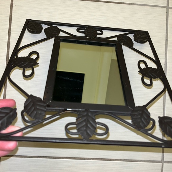 Metal mirror with leaves by home interiors - Picture 5 of 6